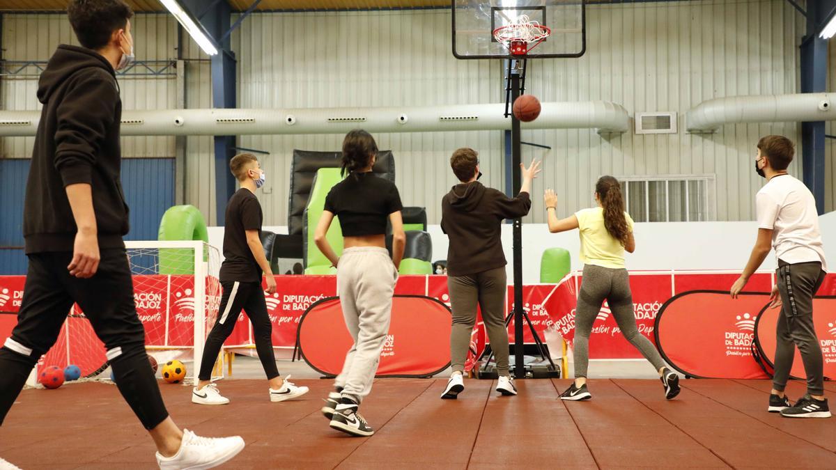 Jóvenes practican el baloncesto en el Pabellón de la Diputación de Badajoz &#039;La Plaza&#039;.
