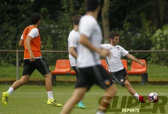 La plantilla entrena bajo la lluvia con el 'shock'