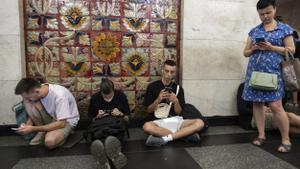 Kiev (Ucrania), 26/08/2024.- Cuatro jóvenes ucranianos se refugian en el metro de la capital en plena alarma aérea, tras detectarse el lanzamiento de una oleada de drones desde Rusia 