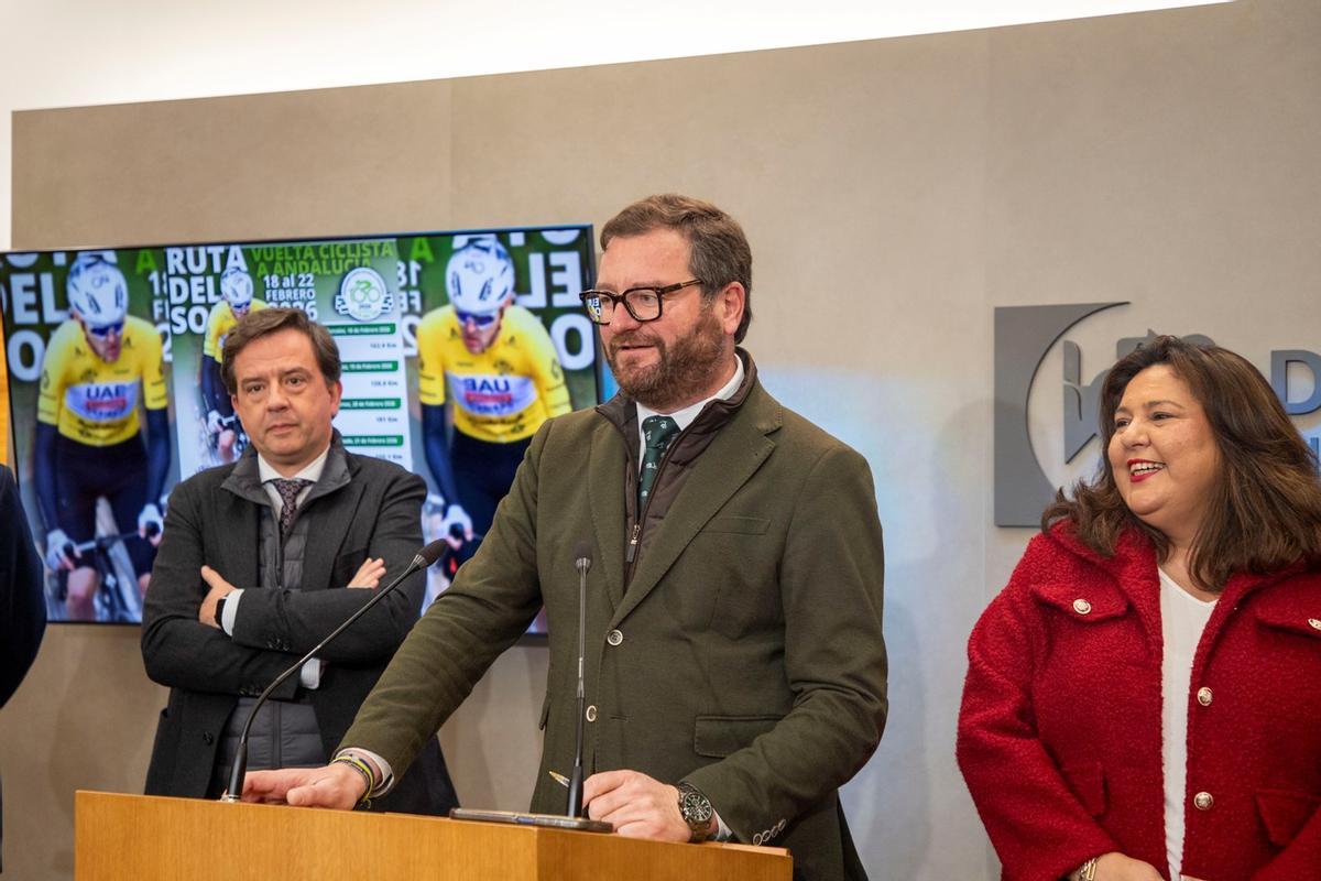 El alcalde Lucena, Aurelio Fernández, el diputado de Deportes, Antonio Martín, y la alcaldesa de Montoro, María Dolores Amo, en la presentación de las etapas cordobesas de la Vuelta a Andalucía.