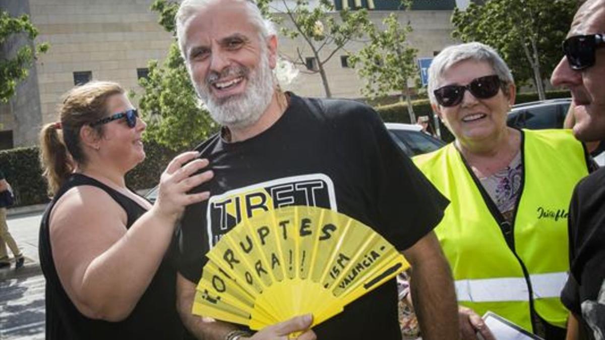 Marcos Benavent, posa abanico en mano al llegar a los juzgados de València, ayer.