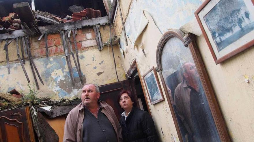 José Rodríguez Bueno y su esposa, Longina Bueno Bueno, ayer, en su casa.