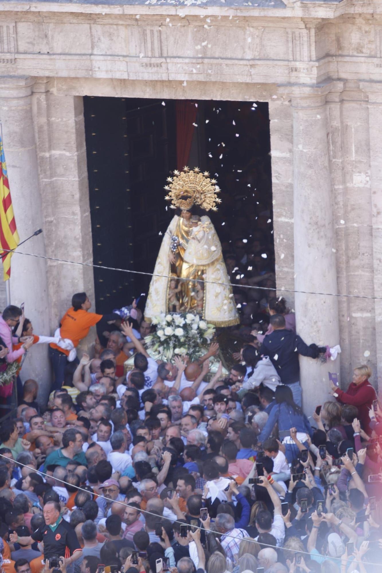 Muchos valencianistas acompañan a la Virgen de los Desamparados en su Traslado