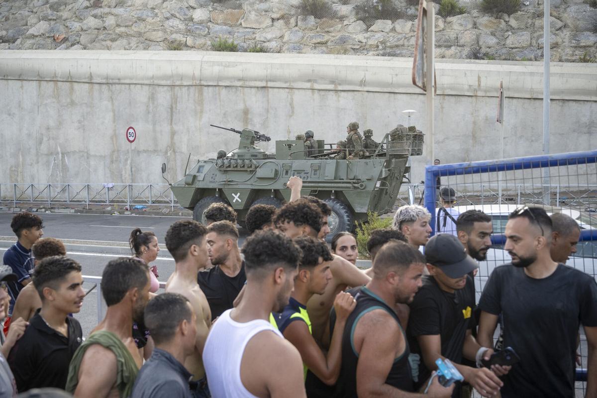 Cientos de migrantes cruzan la frontera y llegan a nado a Ceuta.