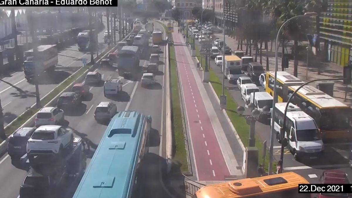 Un coche averiado atasca la salida del puerto