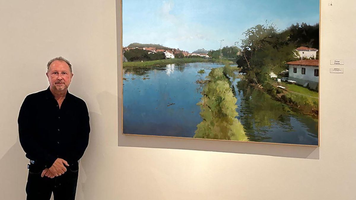 El pintor Francisco Escalera junto a su obra.
