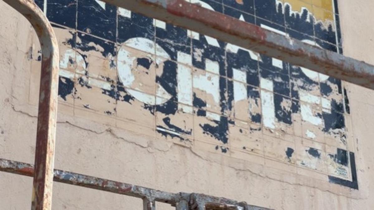 Recuperación del primer cartel de mosaico de nitratos de Chile en Agüimes