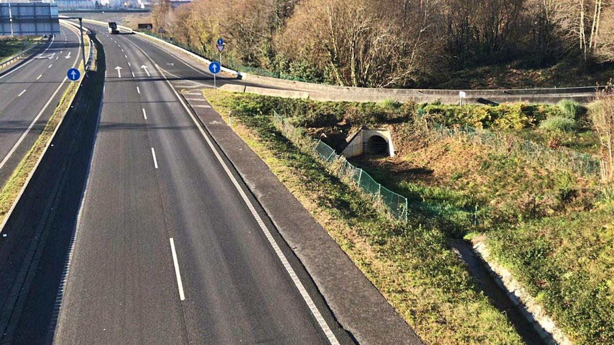 Tramo de la AP-9 sin barrera de seguridad, con una canalización y desagüe a la salida del arcén . |   // L. O.