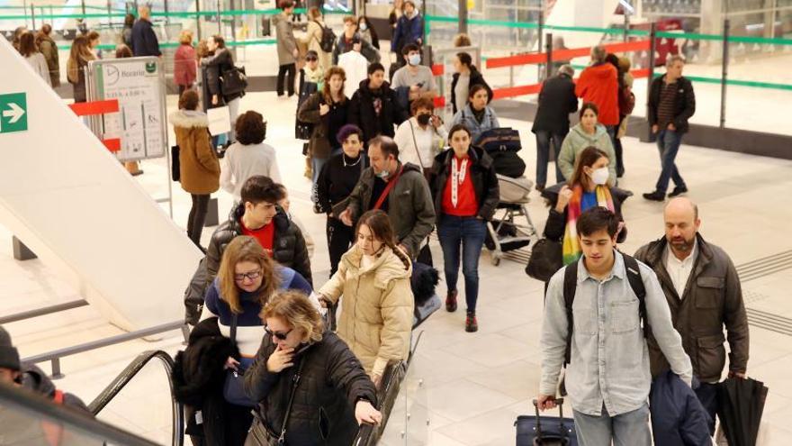 Sin plazas en el tren Vigo-Santiago: los usuarios exigen más frecuencias