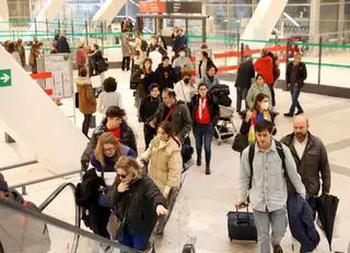 Sin plazas en el tren Vigo-Santiago: los usuarios exigen más frecuencias