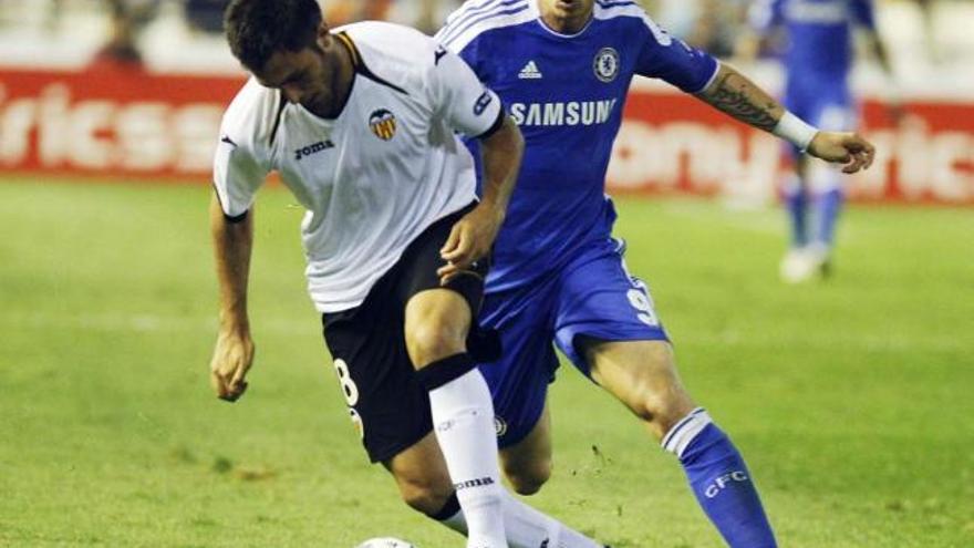 Fernando Torres presiona a Víctor Ruiz en el Valencia-Chelsea. / heino kalis