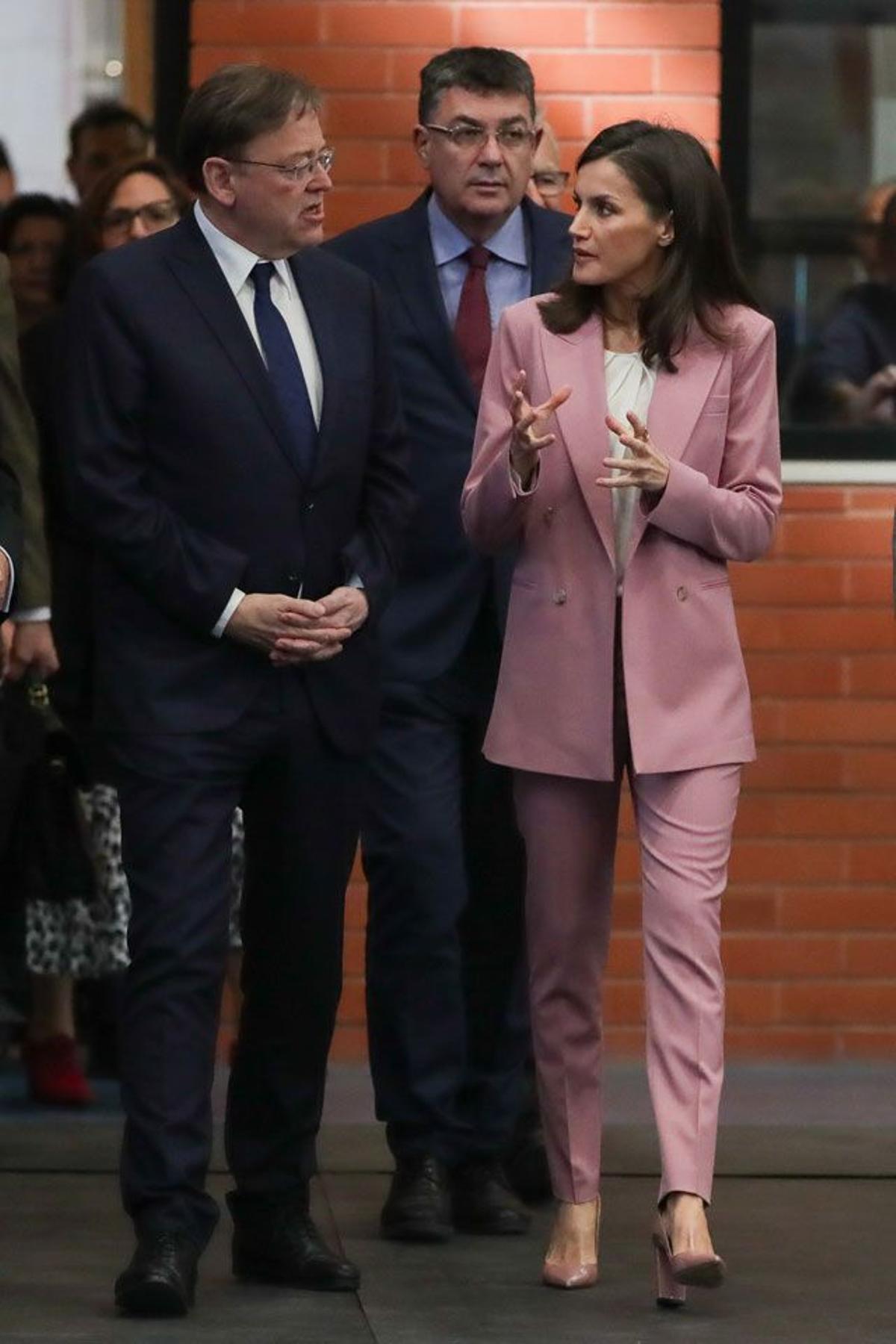 La reina Letizia luce un conjunto de pantalón y americana rosa de Hugo Boss