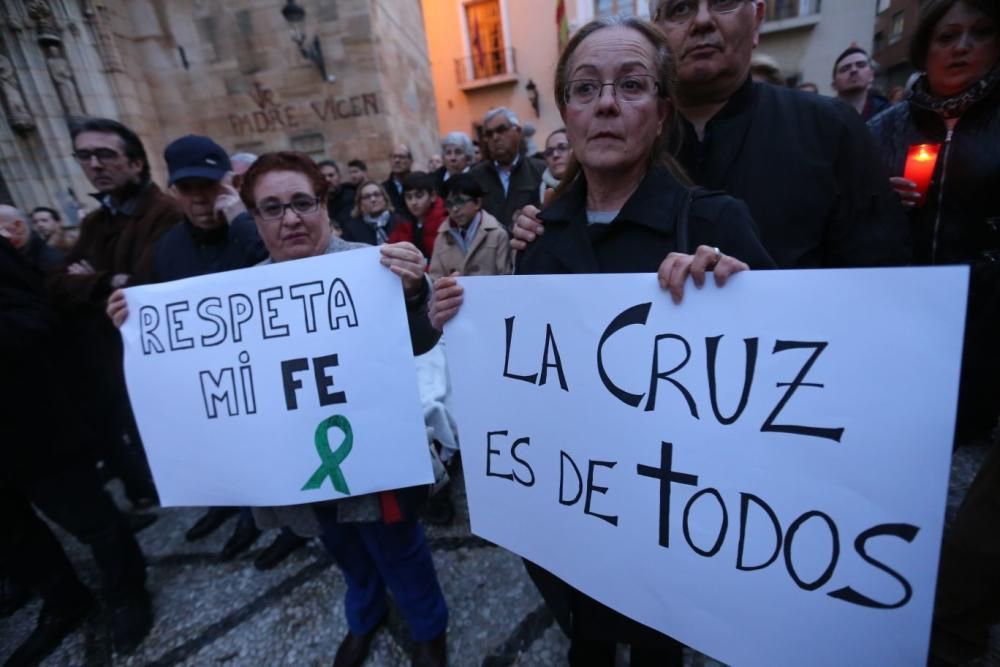 Unos 300 vecinos se concentran en la plaza de España para defender la Cruz ante su inminente retirada y con un espectacular despliegue de Guardia Civil para evitar incidentes.