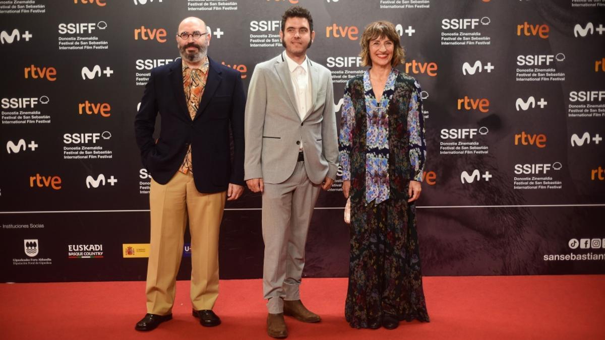 Javier Macipe (en el centro) y los productores de la película, este sábado en San Sebastián.