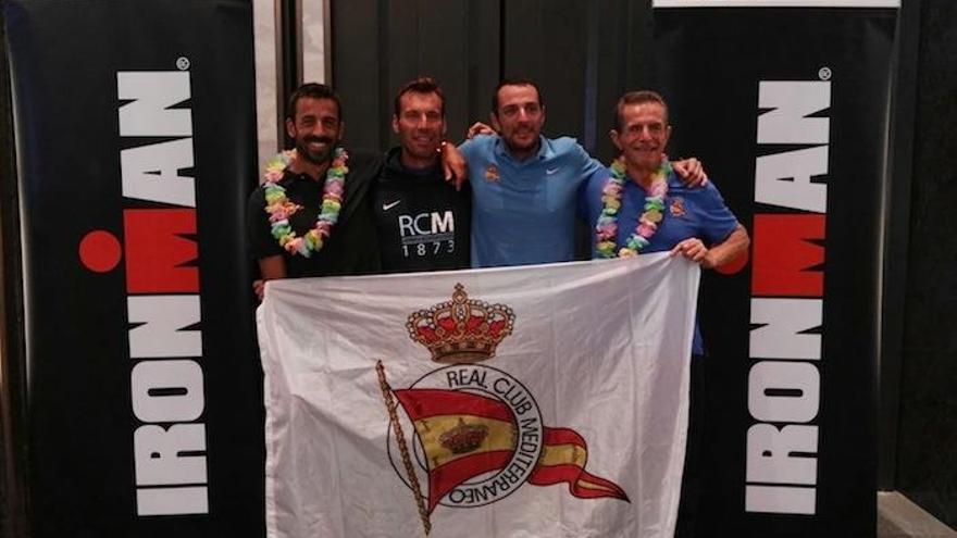 Los malagueños posan con la bandera del RC Mediterráneo