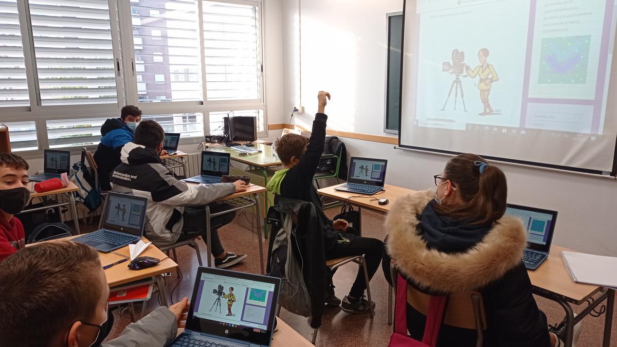 Los alumnos de 2º de PMAR del IES Clara Campoamor realizando uno de los retos del proyecto en clase.