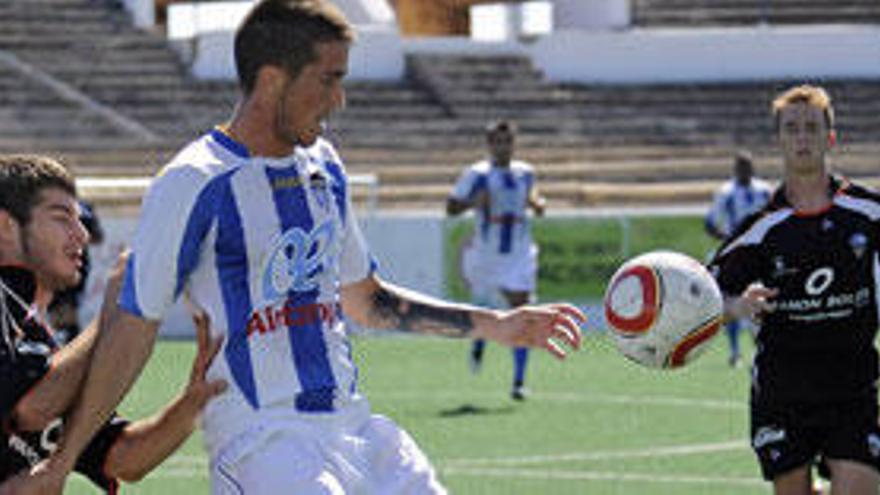 Dani Lucas vuelve tras su sanción de tres partidos.