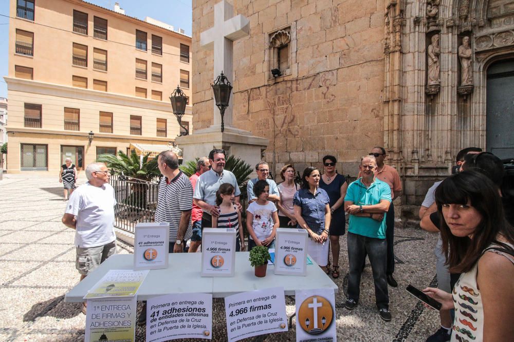 Firmas en defensa de la cruz en Callosa de Segura