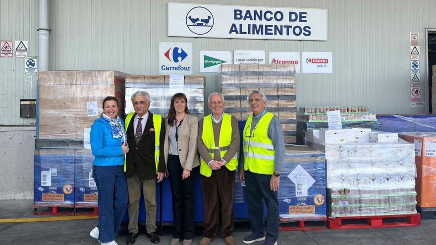 Representantes de Mercadona hacen entrega ayer de los productos al Banco de Alimentos. | MERCADONA