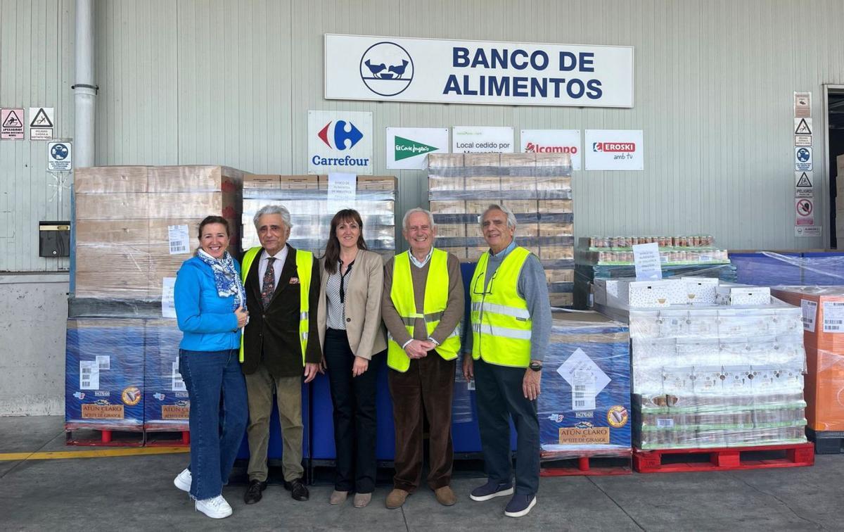 Representantes de Mercadona hacen entrega ayer de los productos al Banco de Alimentos. | MERCADONA