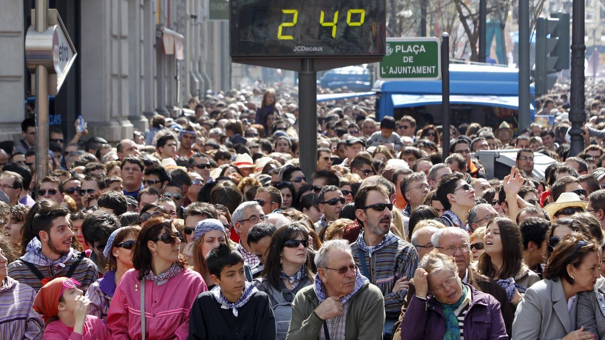 Concentración de público para una &quot;mascletà&quot; a 24 grados de termómetro.