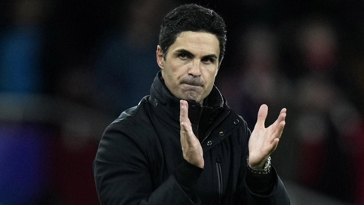 Mikel Arteta, entrenador del Arsenal, aplaude a su equipo al final del partido