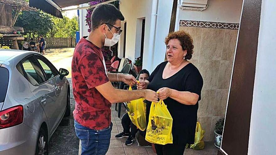 Noel Morales entrega a Susana Agüeira el bollo en su casa.