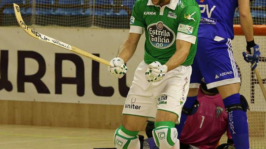 Oriol Vives celebra un gol en el partido de ayer de cuartos de final contra el Voltregá.