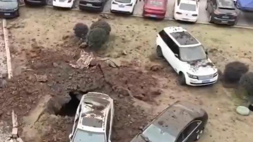 Un niño lanza un petardo a una alcantarilla y provoca violenta explosión en Sichuan (China)