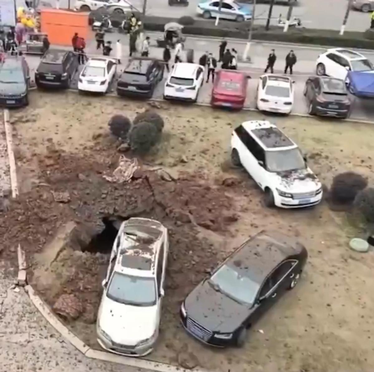 Un niño lanza un petardo a una alcantarilla y provoca violenta explosión en Sichuan (China)