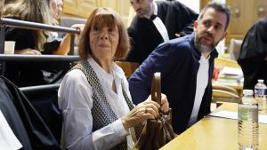 Gisèle Pelicot, junto a su hijo Florian, durante el juicio de apelación en Nimes, este miércoles.
