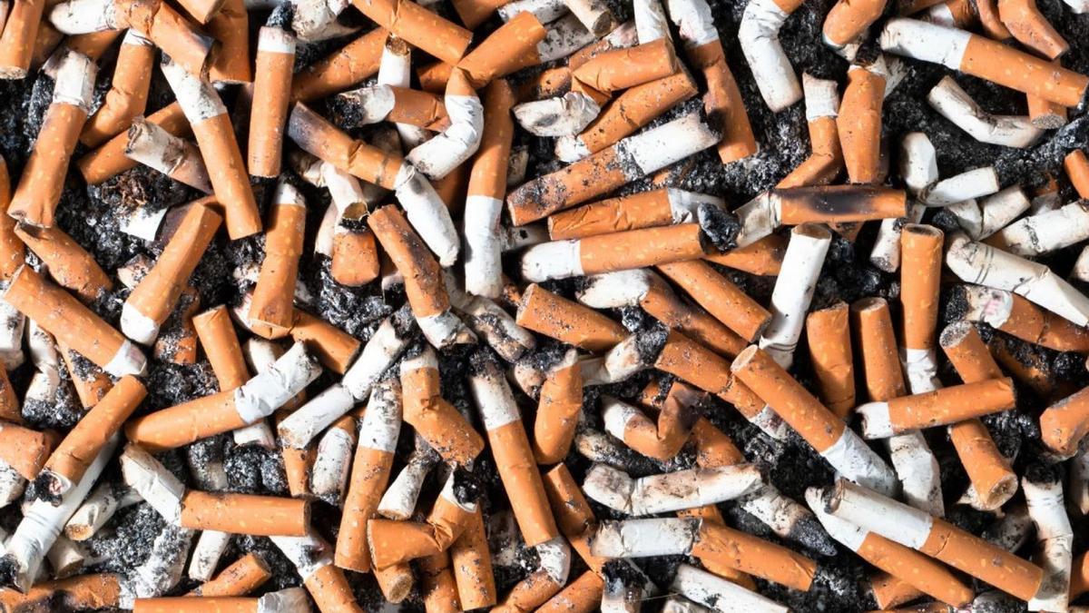 Proyectan una tasa a los cigarrillos para reciclar las colillas