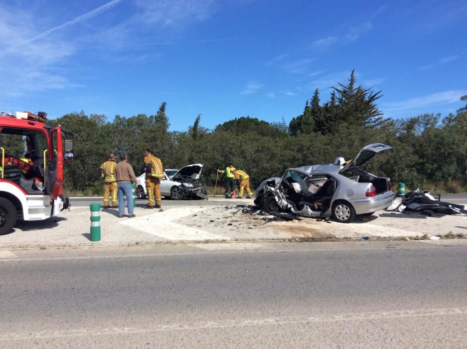 Varios heridos, entre ellos uno muy grave, en un choque frontal entre dos vehículos en Dénia.