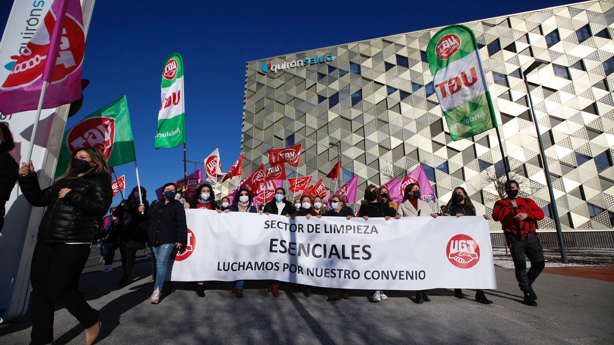 Trabajadores del sector de la limpieza, durante la protesta para exigir la aplicación del SMI en sus tablas salariales.