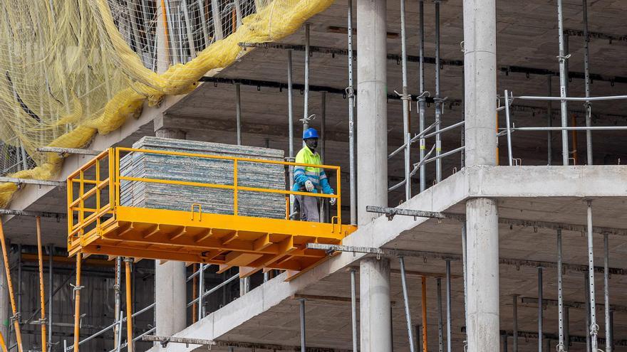 Un operario en un edificio en construcción de la ciudad de Alicante, sector que encabeza la demanda de empleo. / Alex Domínguez