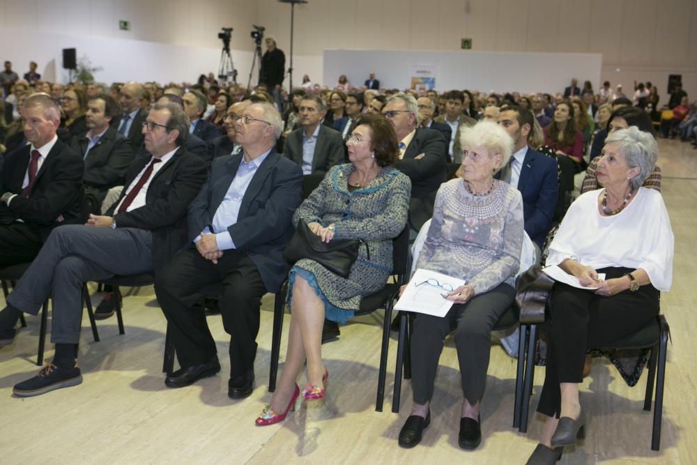 Decenas de profesores y alumnos del CEU, germen de la Universidad de Alicante, se reencuentran en un emotivo acto organizado en el campus.