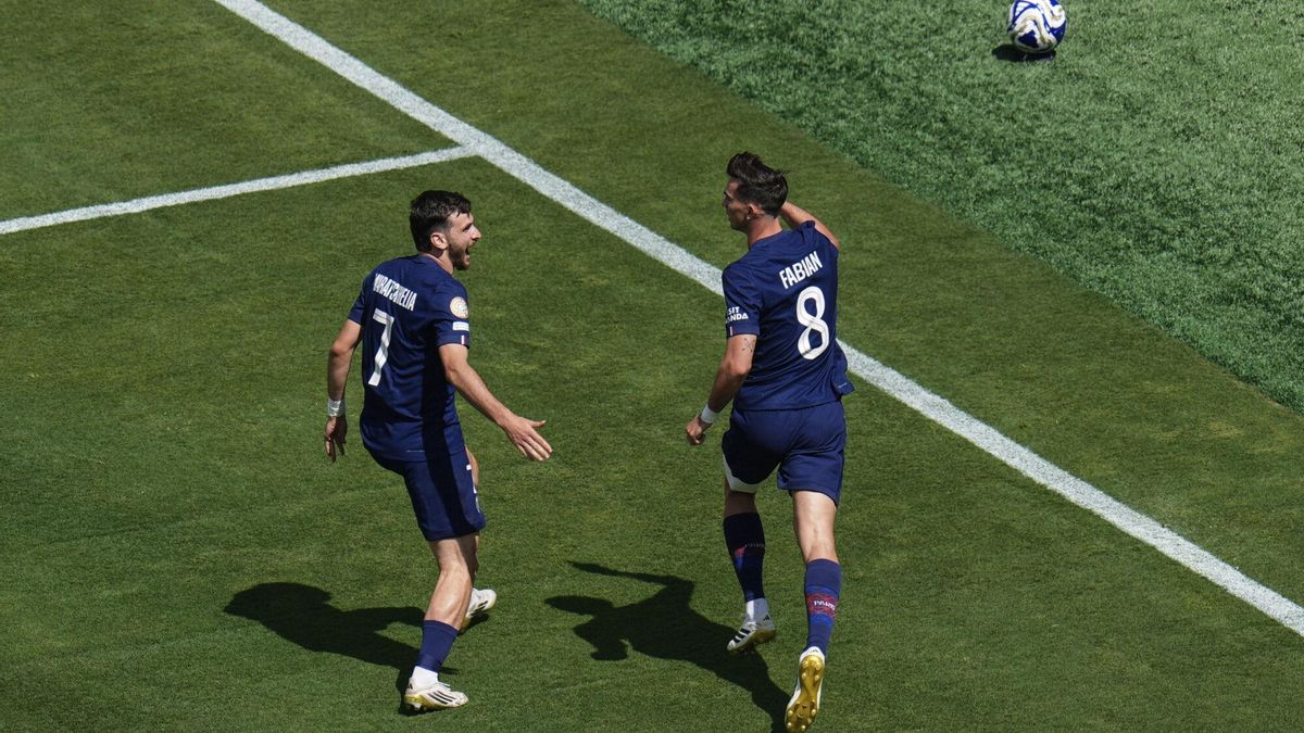 Khvicha Kvaratskhelia y Fabián Ruiz celebran un gol con el PSG ante el Real Madrid.