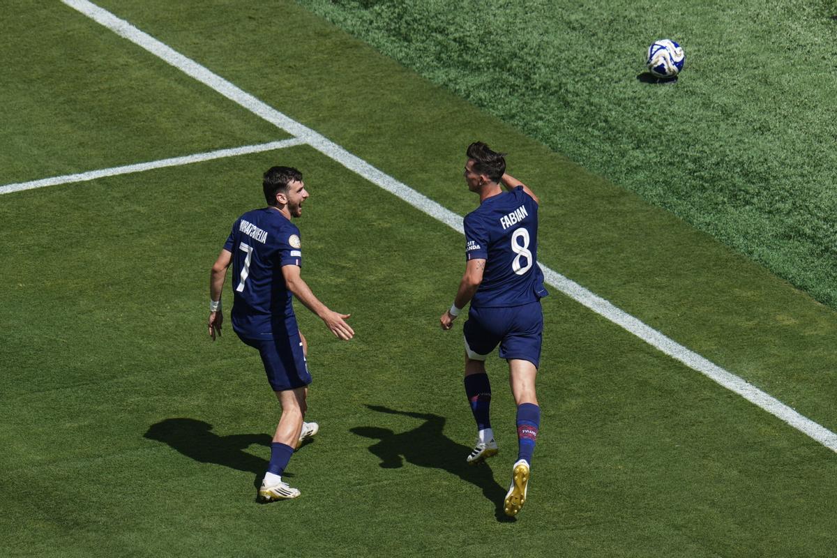 Khvicha Kvaratskhelia y Fabián Ruiz celebran un gol con el PSG ante el Real Madrid.
