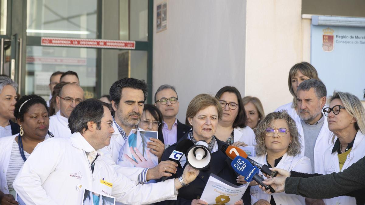 Mercedes Barba en las puertas del Centro de Salud de Calasparra