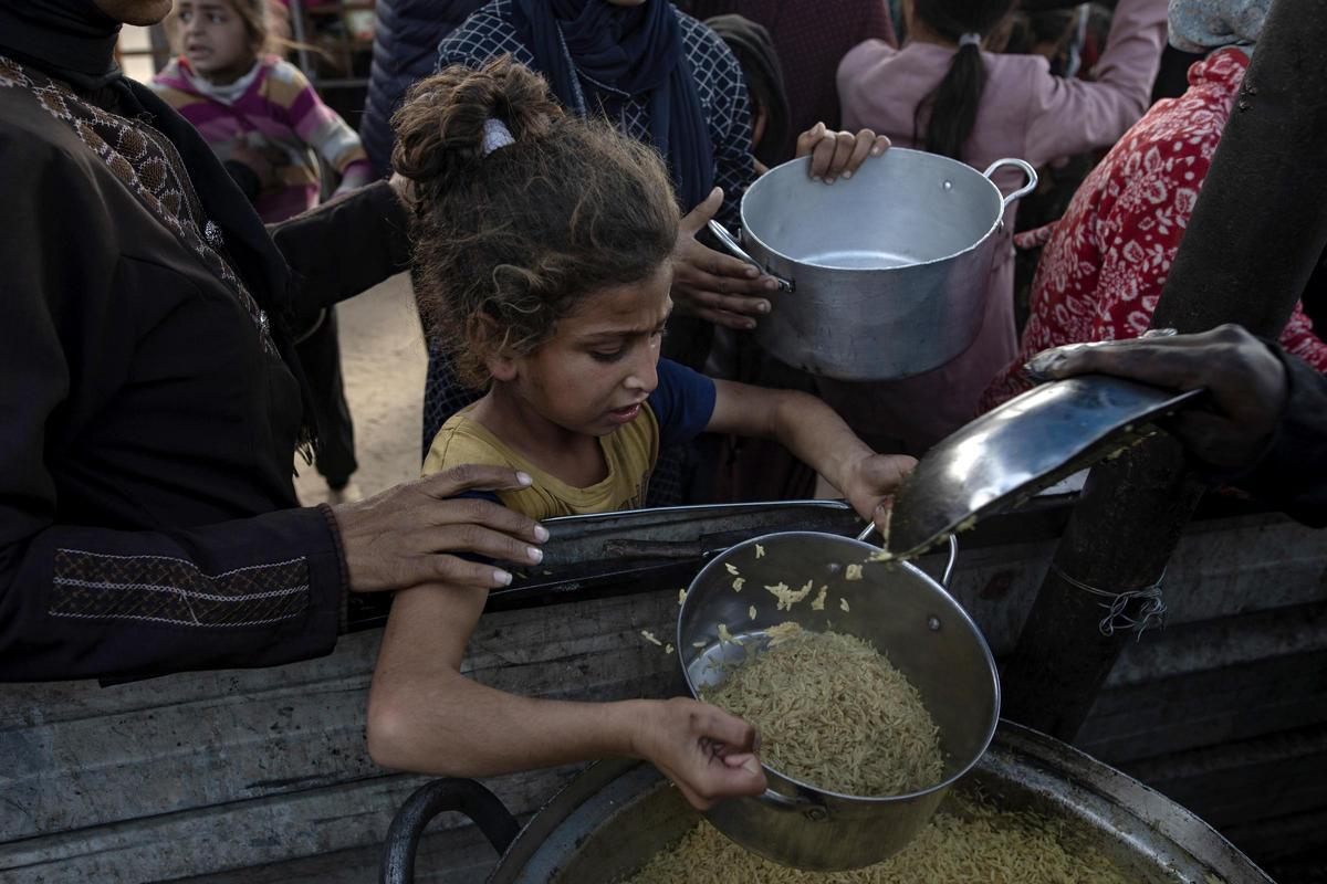 Desesperación para obtener comida en Khan Younis, en la Franja de Gaza