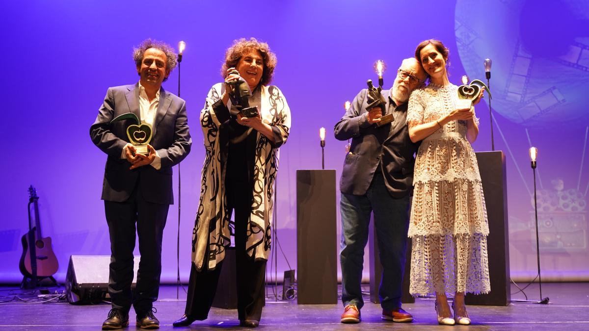 Alberto Castrillo-Ferrer, Charo López, Gonzalo Suárez y Laura Gómez-Lacueva, con sus premios.