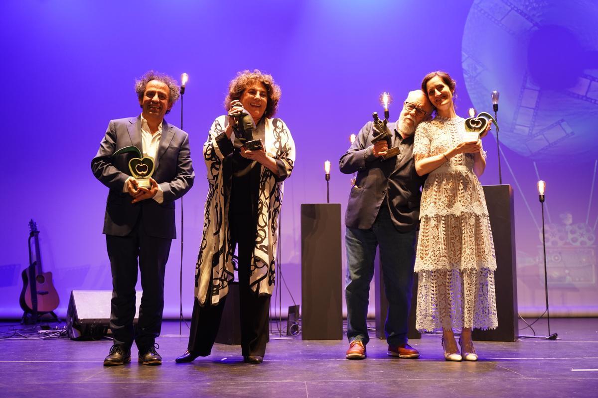 Alberto Castrillo-Ferrer, Charo López, Gonzalo Suárez y Laura Gómez-Lacueva, con sus premios.
