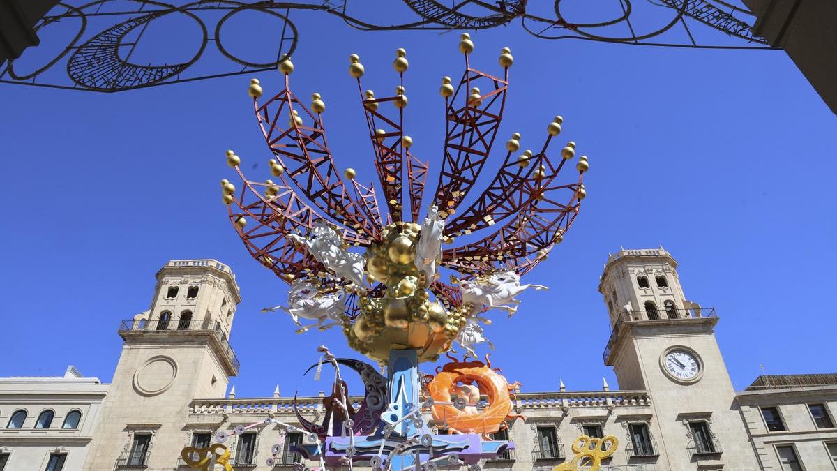 Hoguera Oficial, situada en la plaza del Ayuntamiento de Alicante.