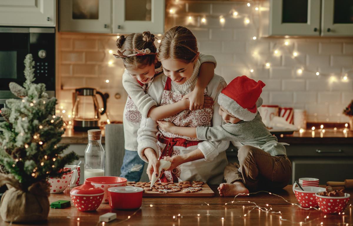 La Navidad es una época ideal para cocinar en familia.