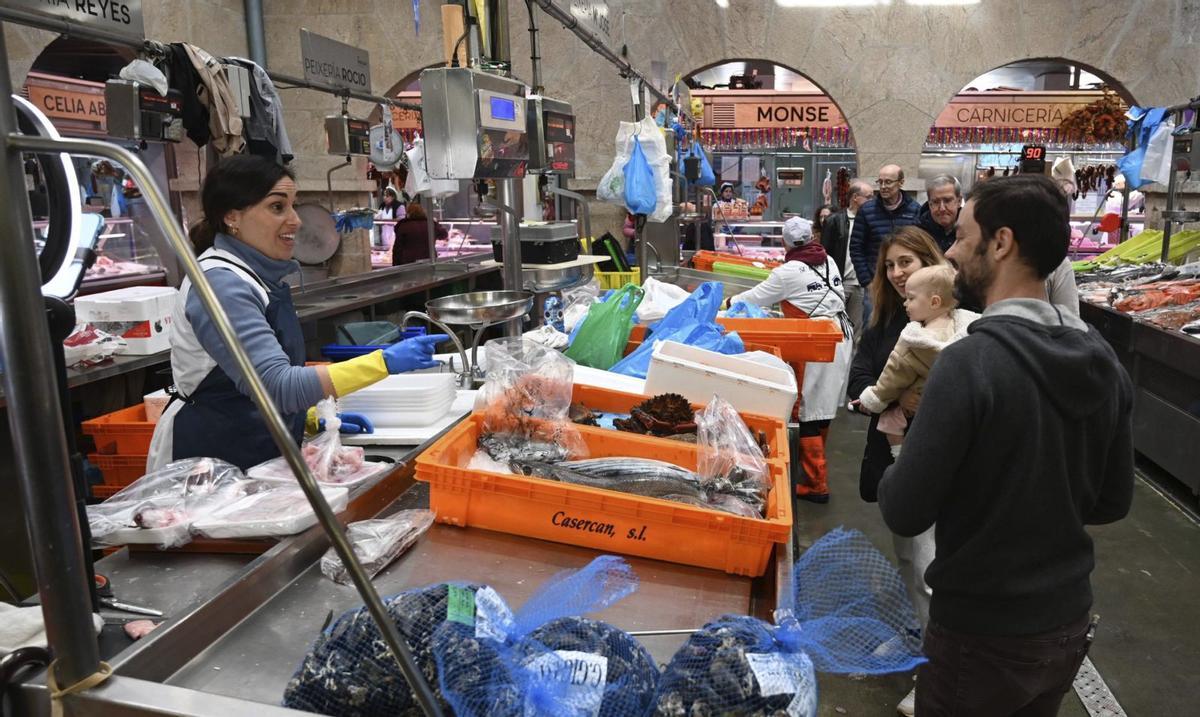 Los puestos del mercado pontevedrés se encuentran hasta arriba de pescado y los vecinos vuelven a animarse al haber más variedad.