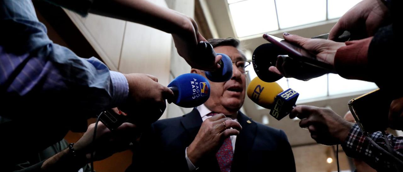Arturo Aliaga atiende a los medios a pocas horas de la moción de censura.
