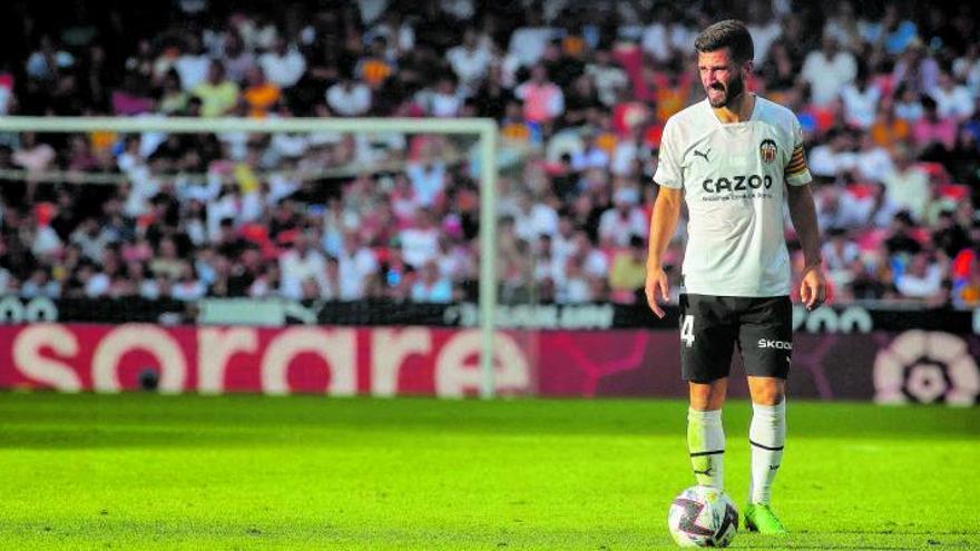 José Luis Gayà, capitán del Valencia, en uno de los últimos encuentros en Mestalla. | FRANCISCO CALABUIG
