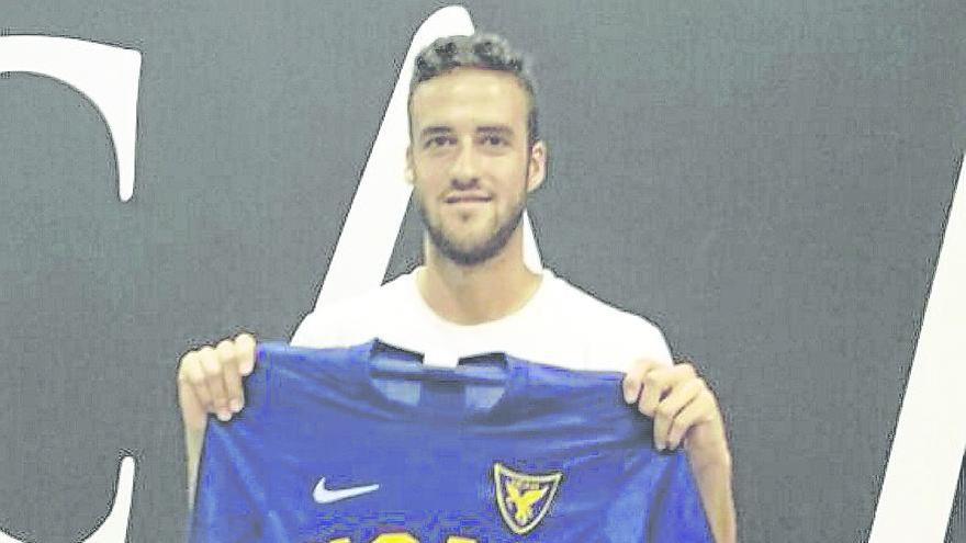 Higinio posa con la camiseta del UCAM Murcia.