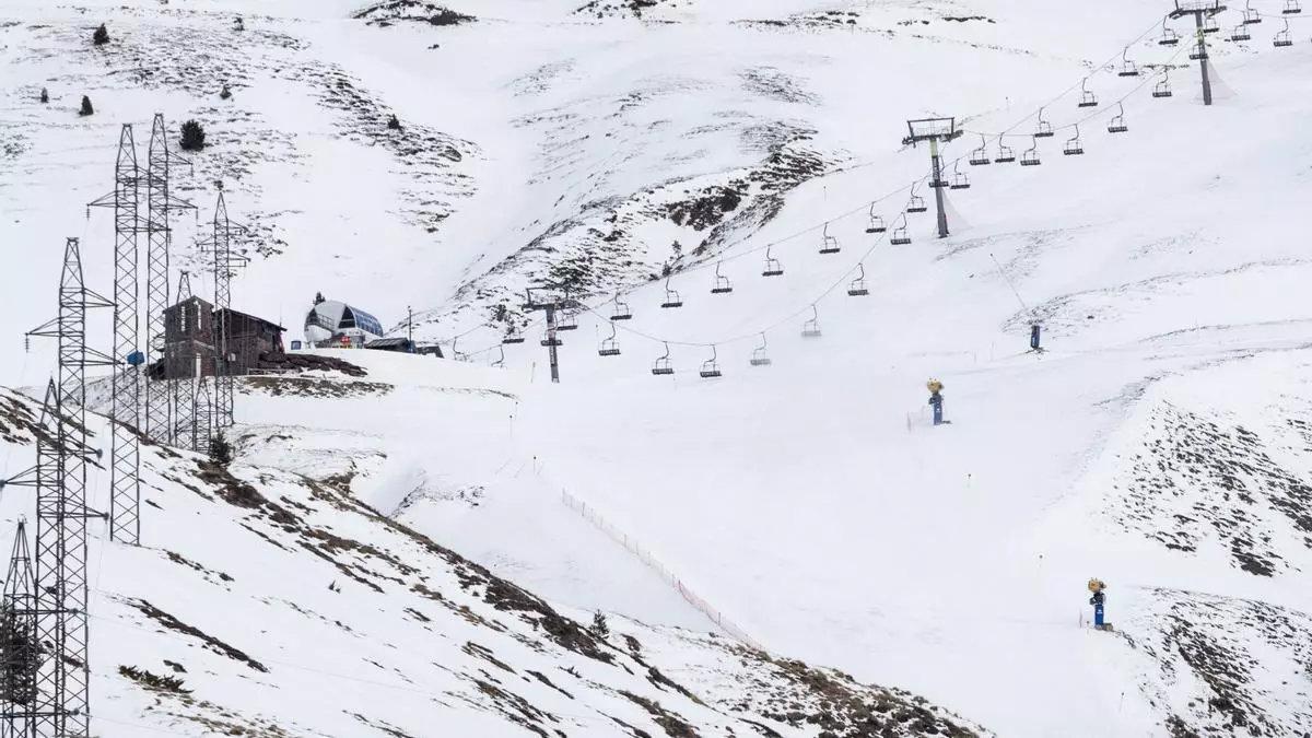 Un fallo en el sistema de retorno del remonte en la estación de esquía de Astún, provocó una decena de heridos, dos de ellos de gravedad.