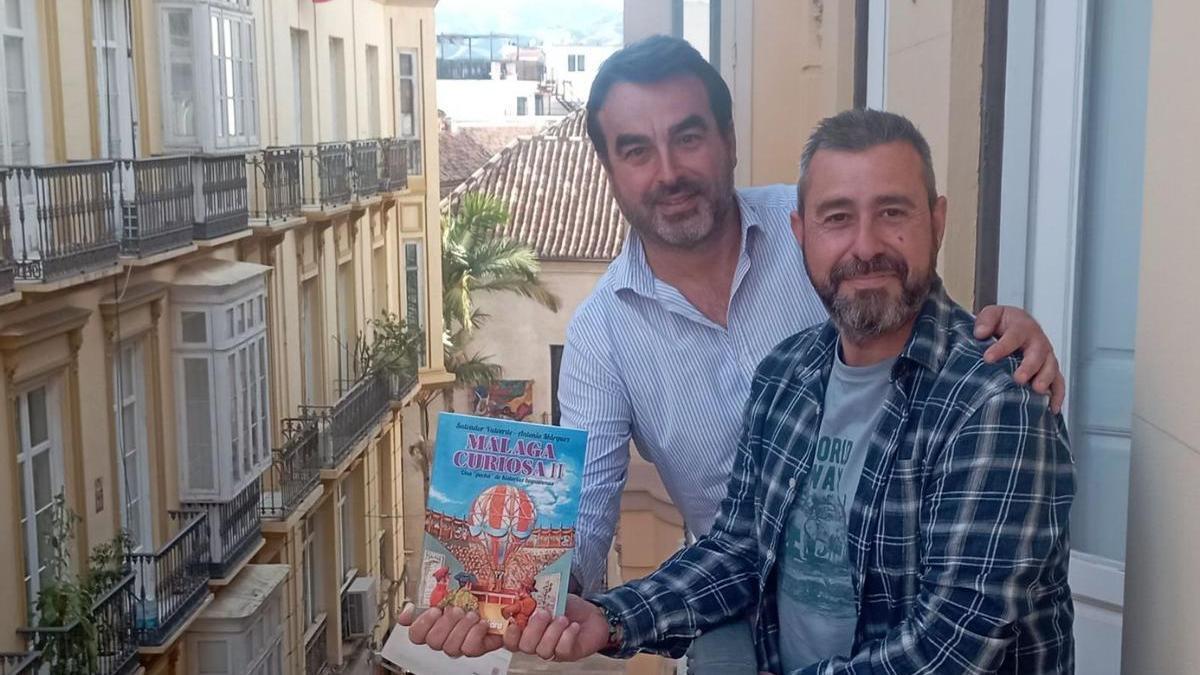 Antonio Márquez y Salvador Valverde, con su obra en la sede de La Opinión de Málaga.